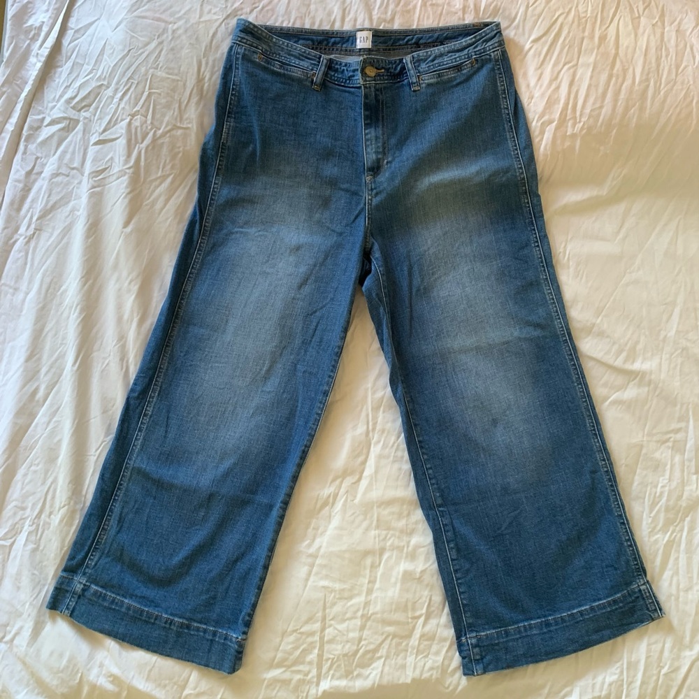 GAP High Rise Wide-Leg Crop Jeans:
• Size: 32 Regular/14 Regular/Large (Women's)